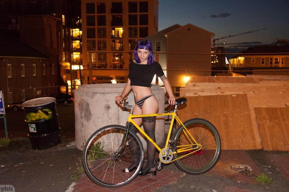 8P Alt girl Zelda Andover strips nude while riding her bike