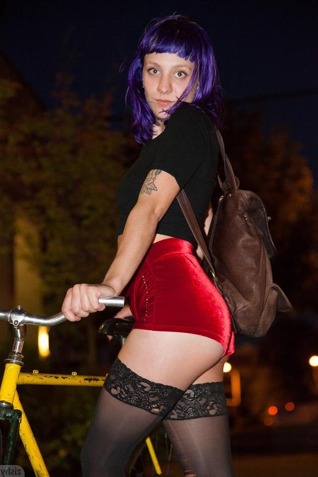 8P Alt girl Zelda Andover strips nude while riding her bike