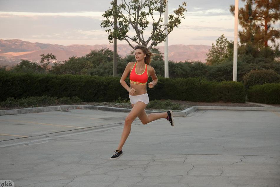 8P Scarlett Dunne gets hot while jogging and starts taking off clothes