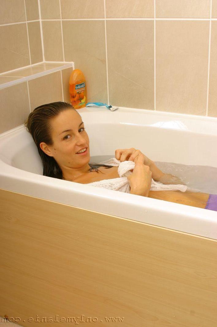 20P Pictures of teen Only Melanie making herself all wet