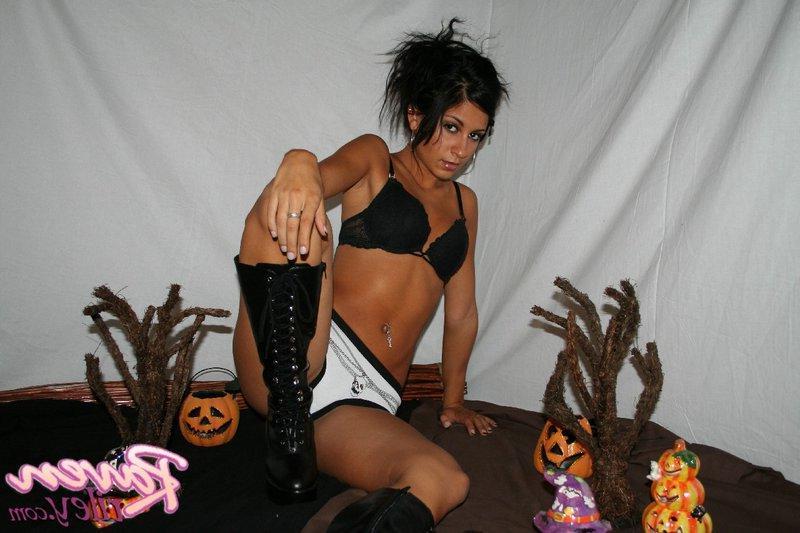 16P Raven in sexy boots