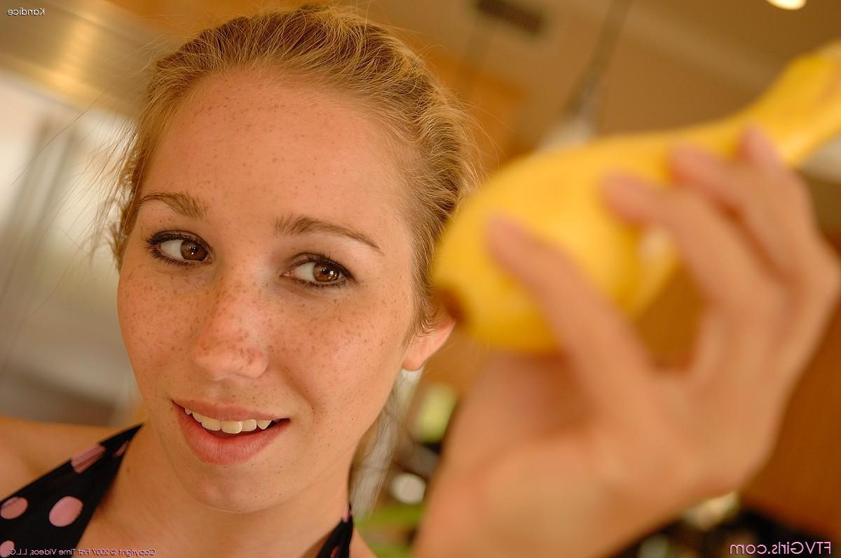 15P Pictures of a teen girl masturbating with a cucumber