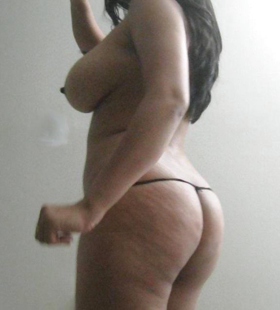 25P Indian chick posing to bf taking pics