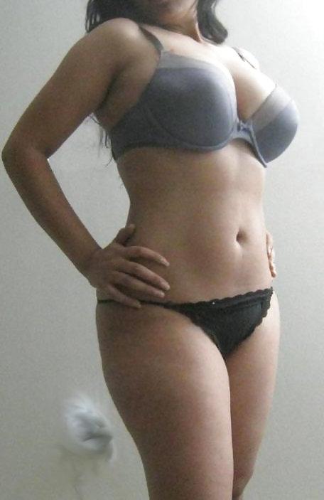 25P Indian chick posing to bf taking pics