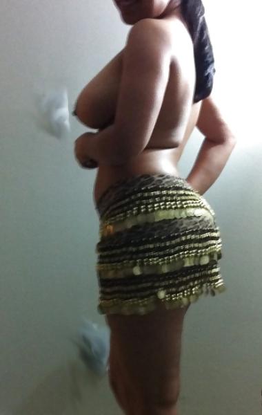 25P Indian chick posing to bf taking pics