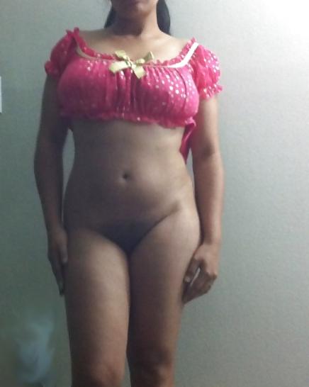 25P Indian chick posing to bf taking pics