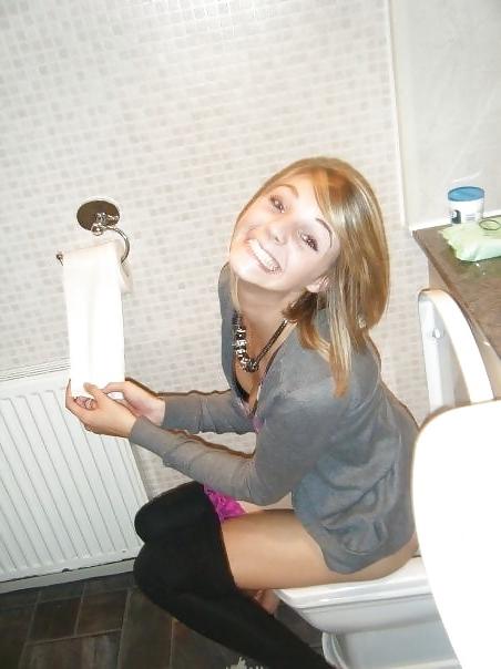25P Babes on the crapper.