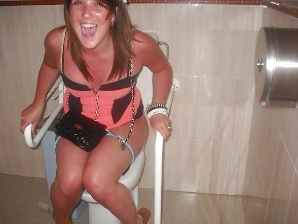25P Babes on the crapper.