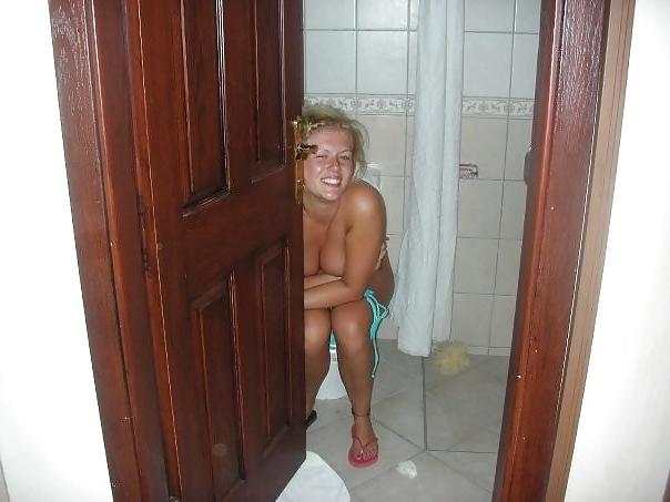 25P Babes on the crapper.