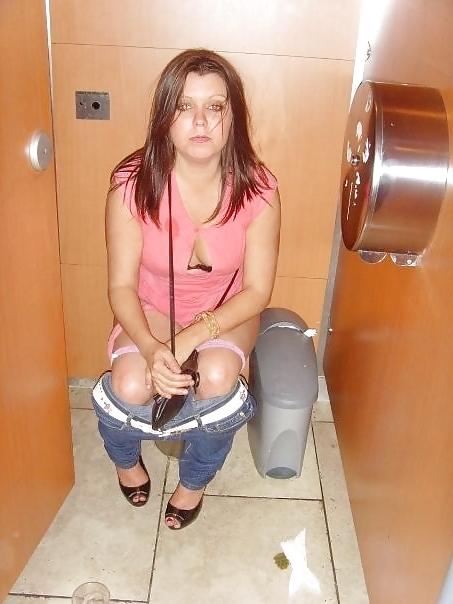 25P Babes on the crapper.