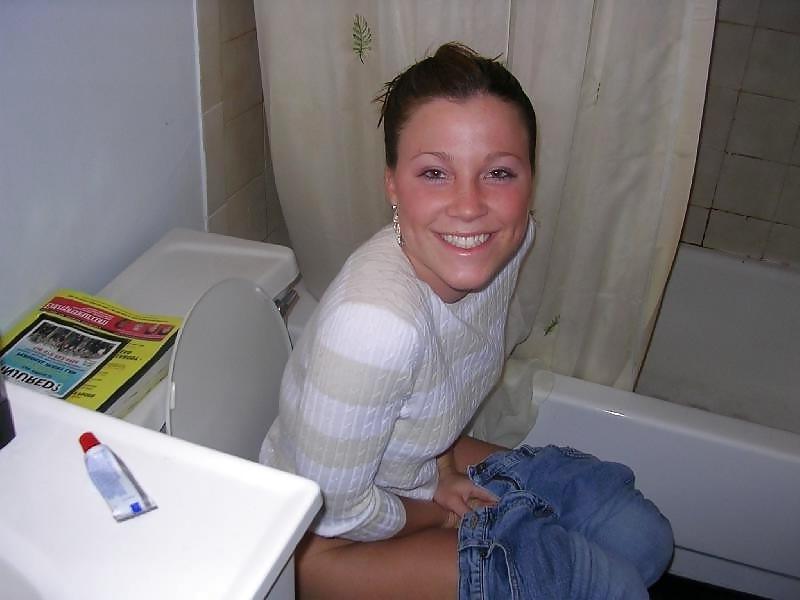 25P Babes on the crapper.
