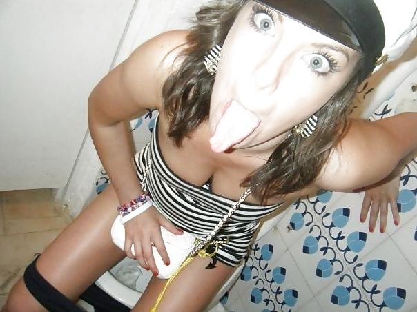 25P Babes on the crapper.