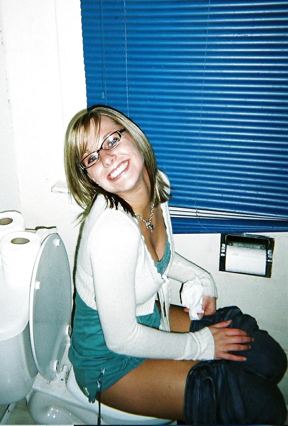 25P Babes on the crapper.