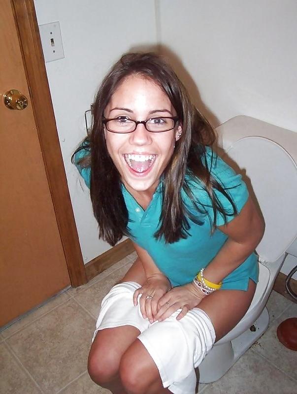 25P Babes on the crapper.