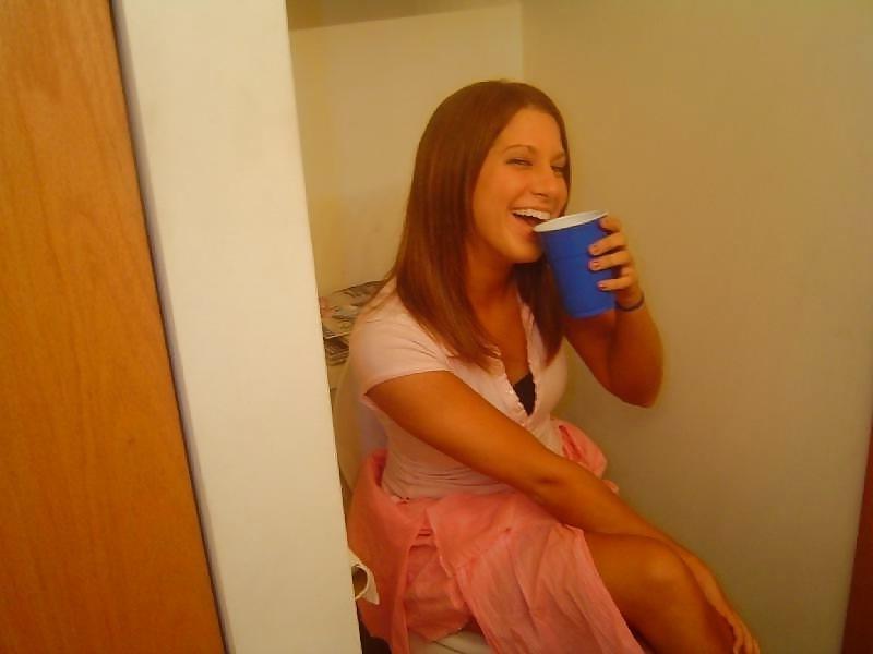 25P Babes on the crapper.