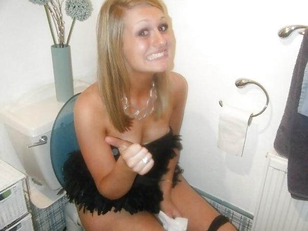 25P Babes on the crapper.
