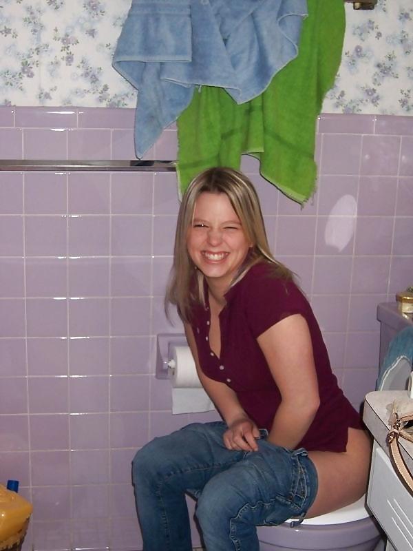 25P Babes on the crapper.