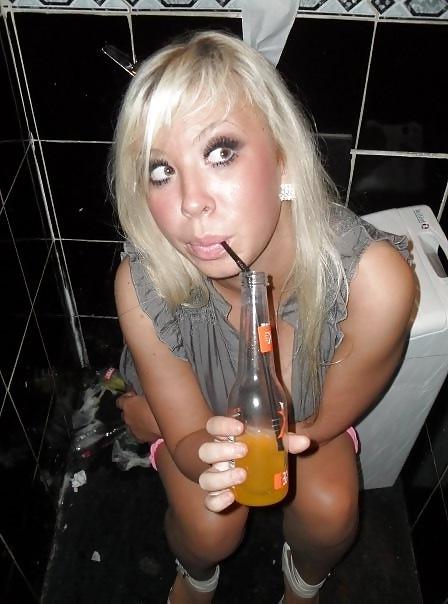 25P Babes on the crapper.
