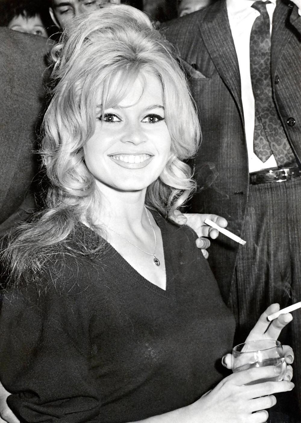 25P Bridgitte Bardow Smoking