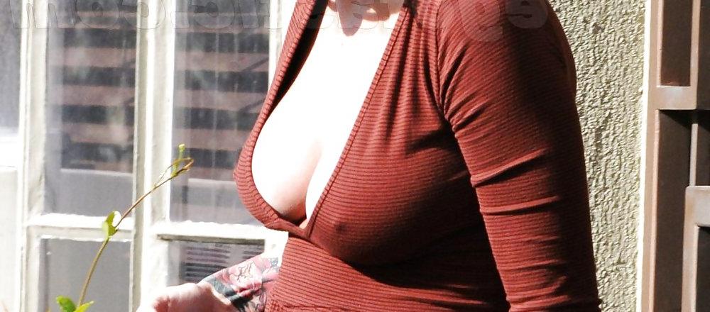 25P Cleavage and Big Boobs 1