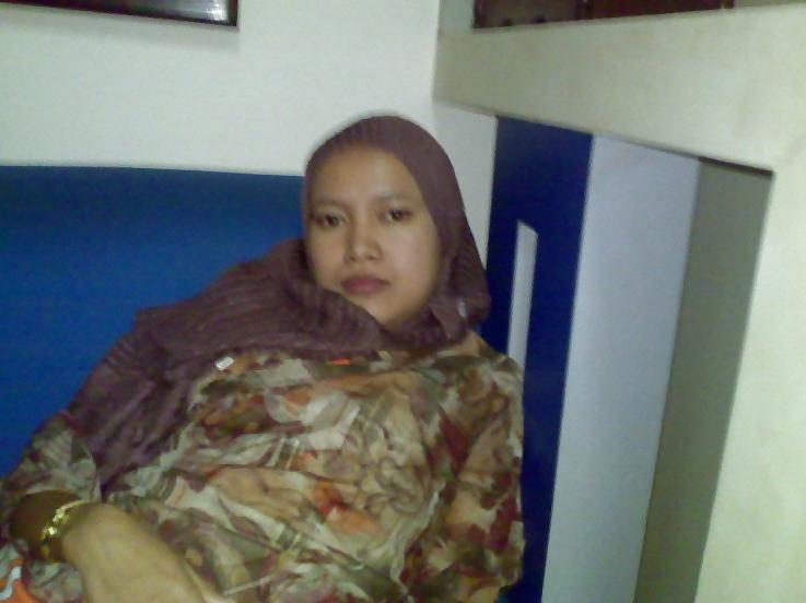 9P Indonesian Hijab Girl
