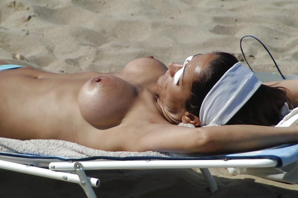 25P Beautiful Beach Big Tits Babes by Voyeur TROC
