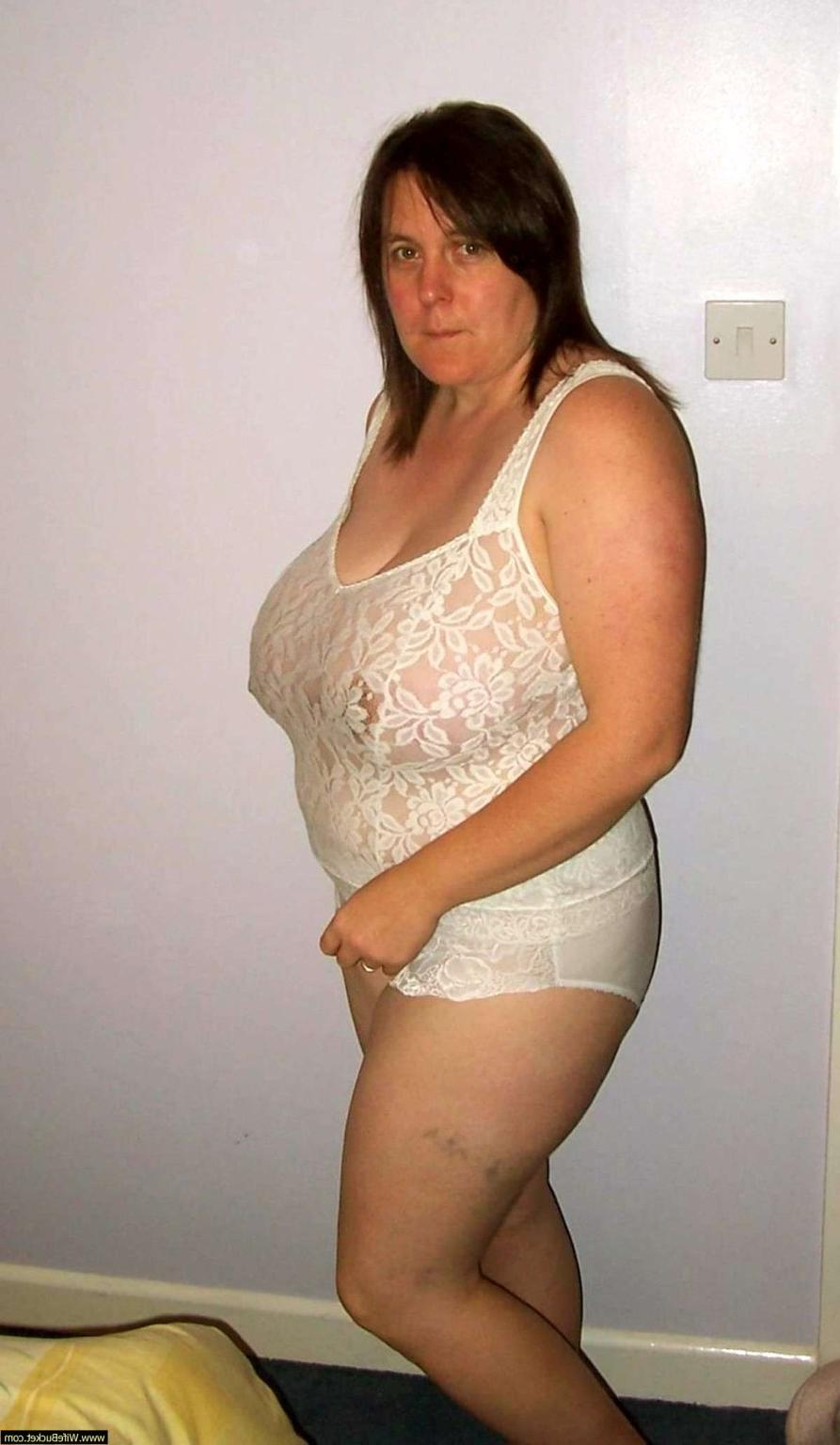 15P Amateur wives MILFs posing from Wife Bucket