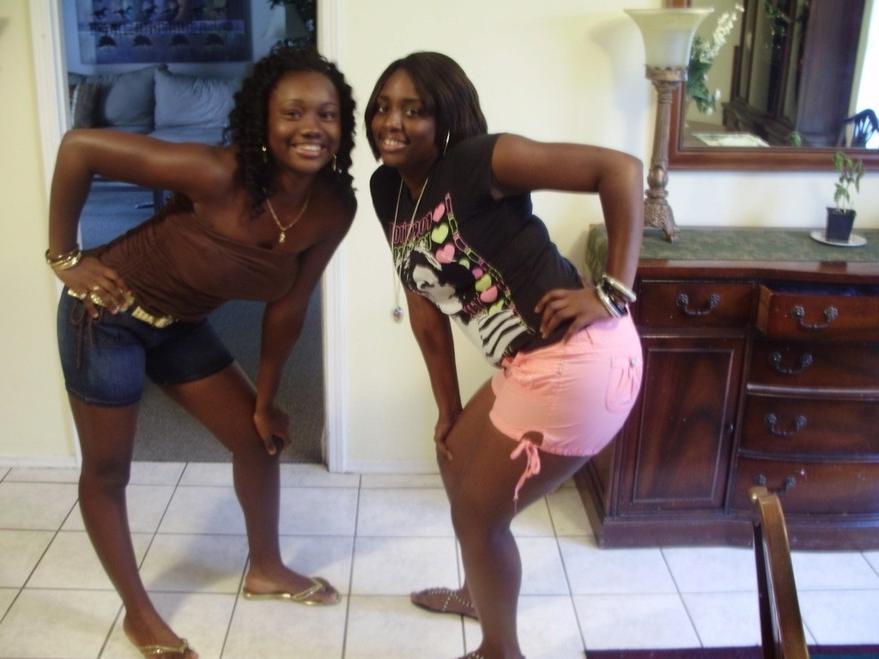 15P Ebony teen gfs posing for cell phone pics