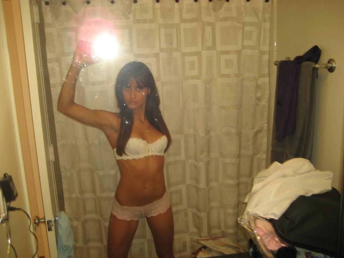 18P Cute teen girlfriend posing naked for cell phone shots