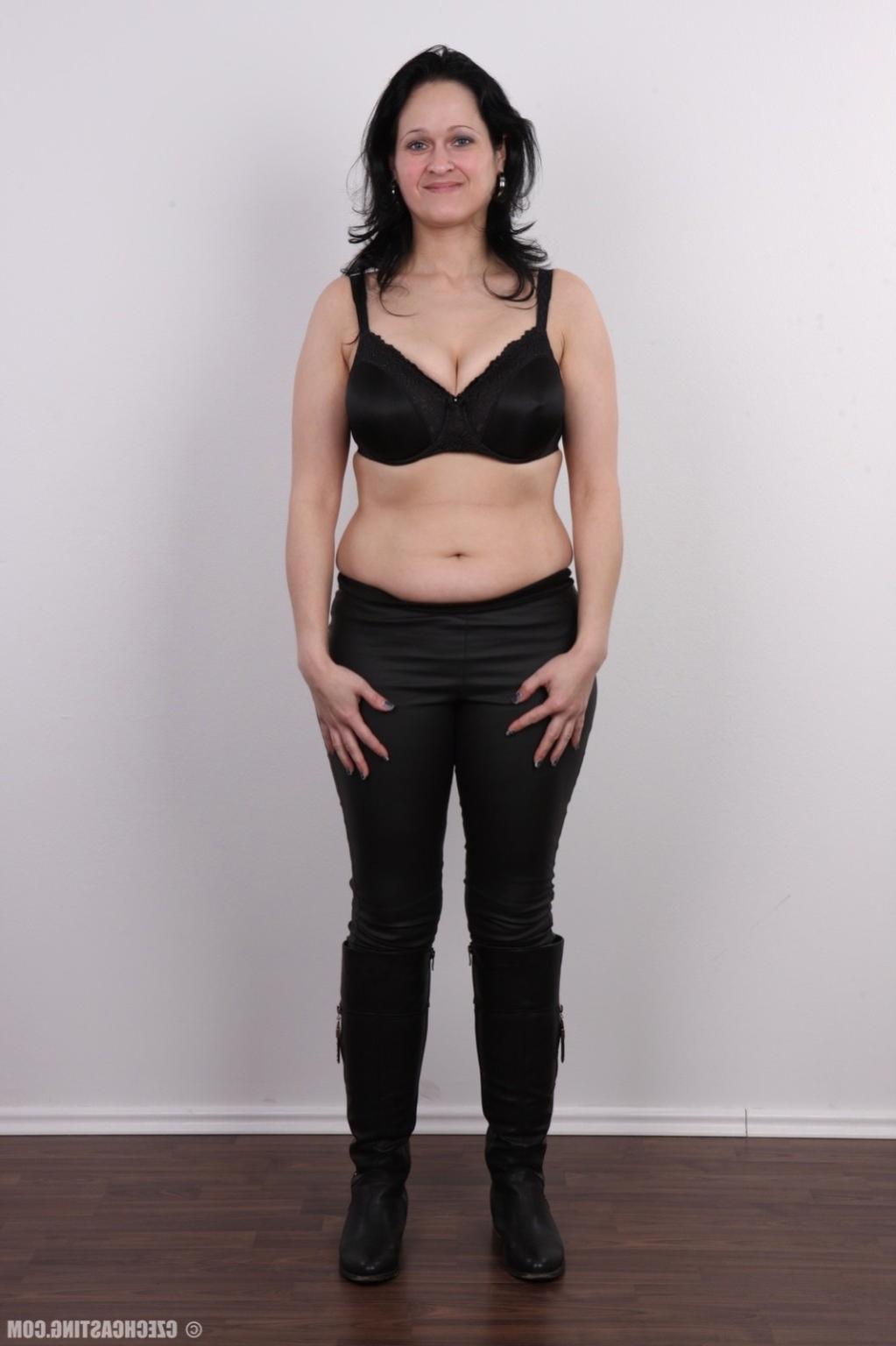 17P Chubby milf with large breasts