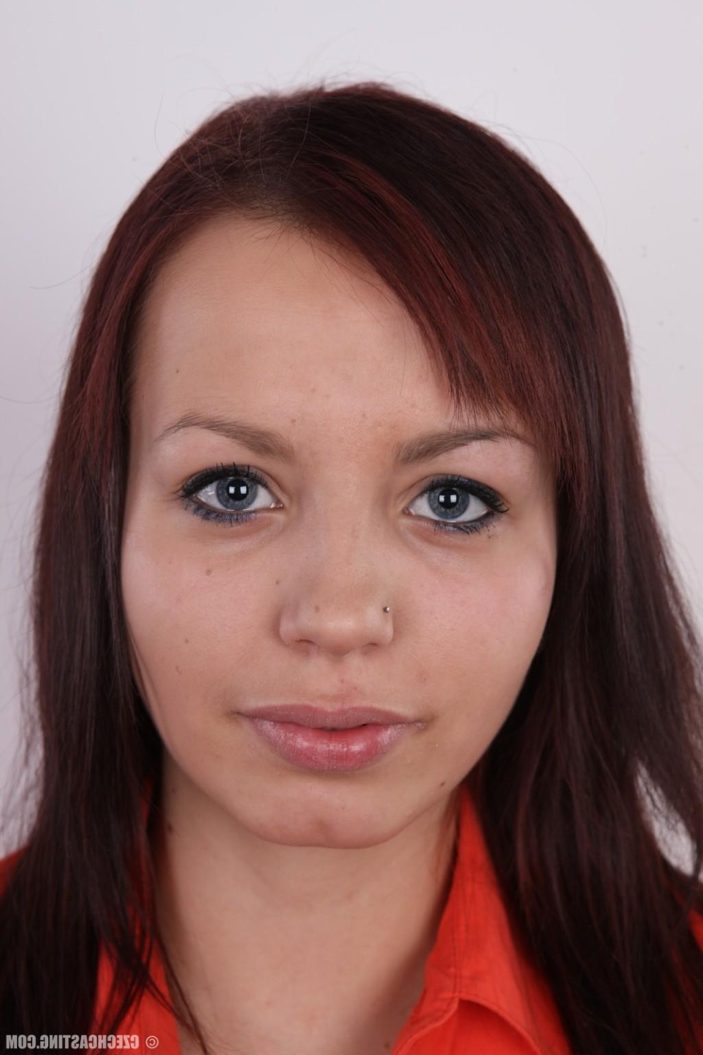 15P Amateur wife poses for photo camera