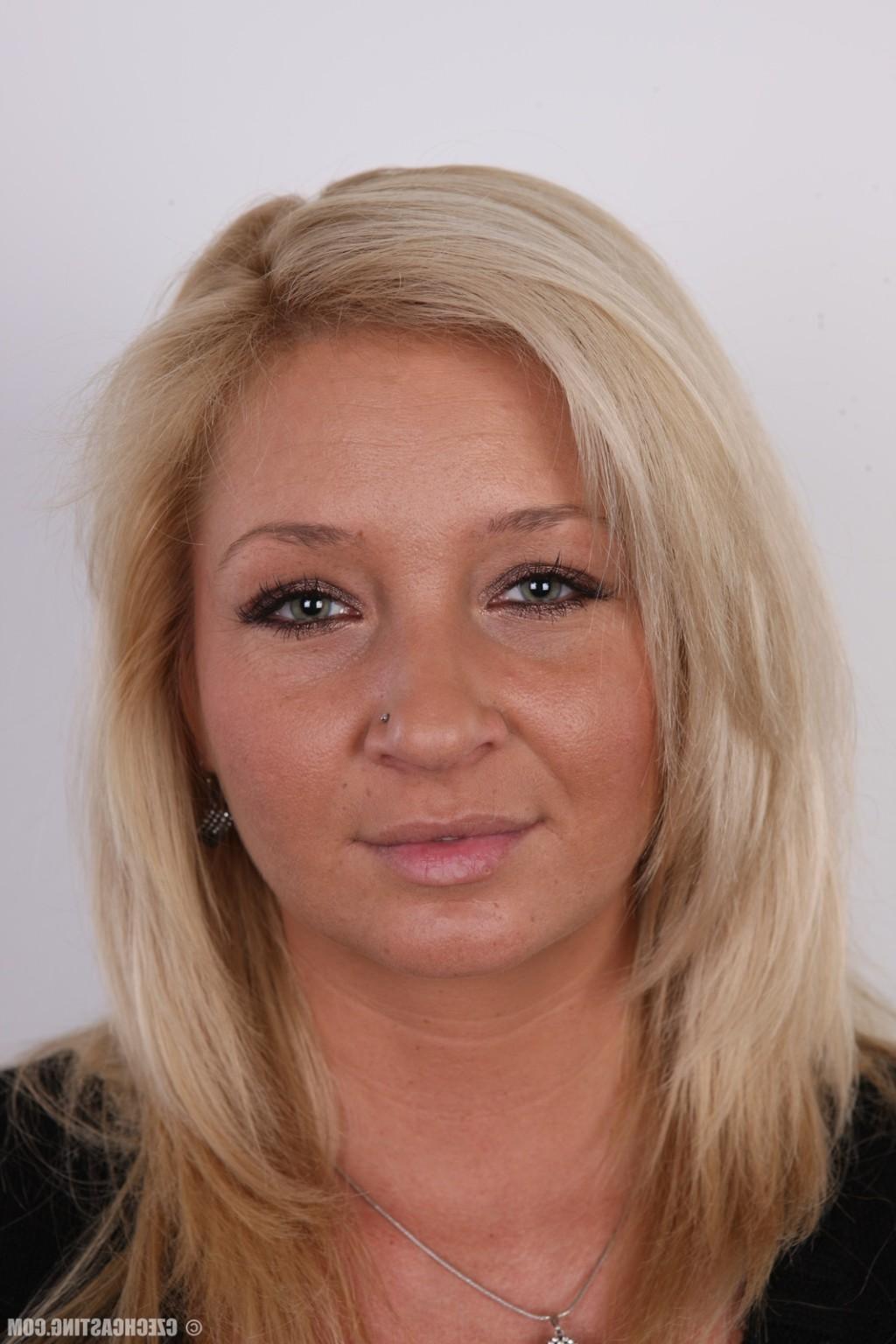 17P Sexy blonde milf poses nude