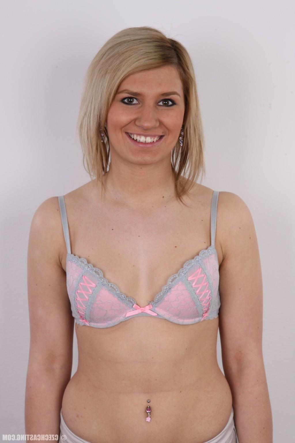 10P Sexy amateur wife poses naled