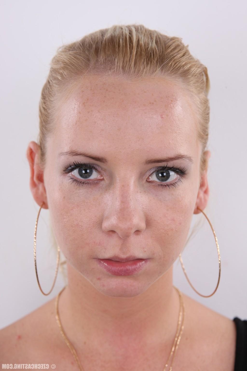 8P Natural amateur blonde in casting pics