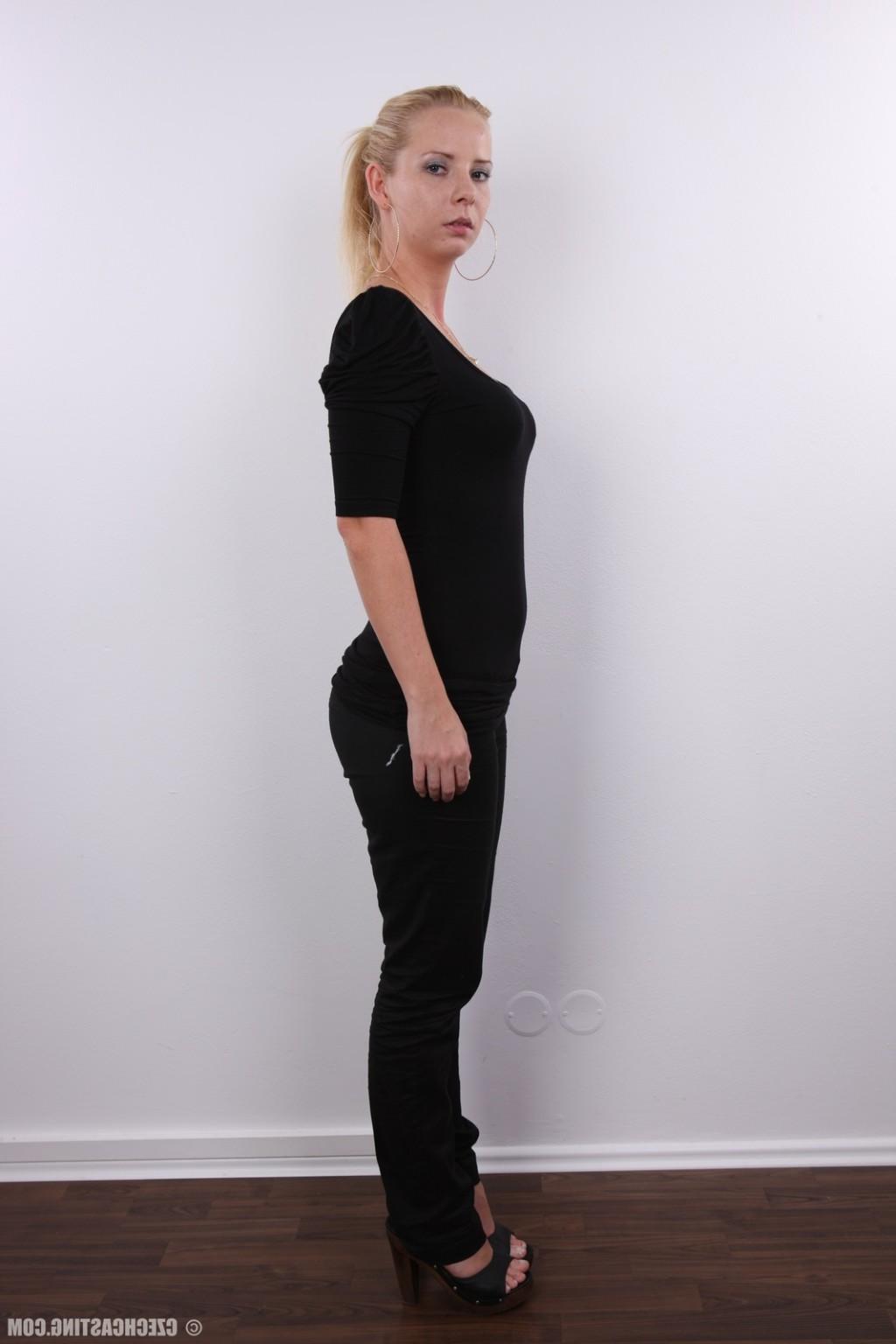 8P Natural amateur blonde in casting pics