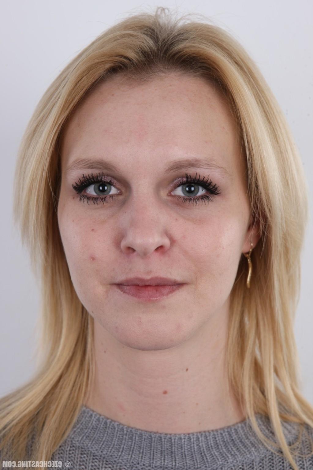 17P Amateur housewife poses for photo camera