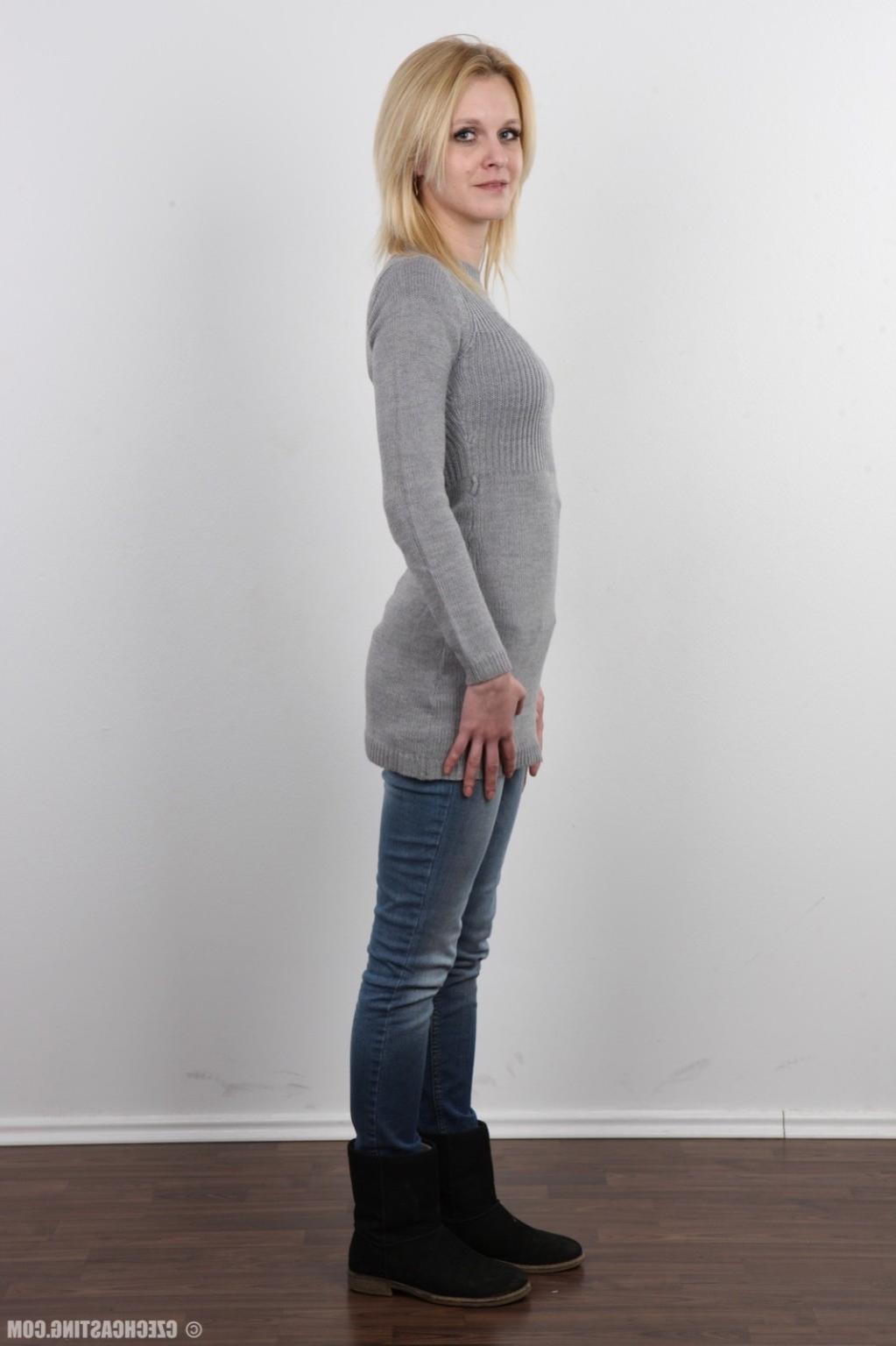 17P Amateur housewife poses for photo camera