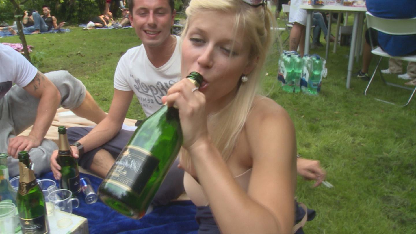11P Hot swingers orgy in the garden
