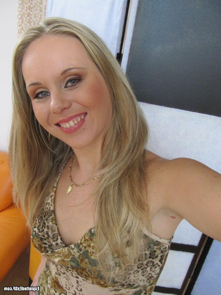 15P Beautiful amateur wife takes selfies