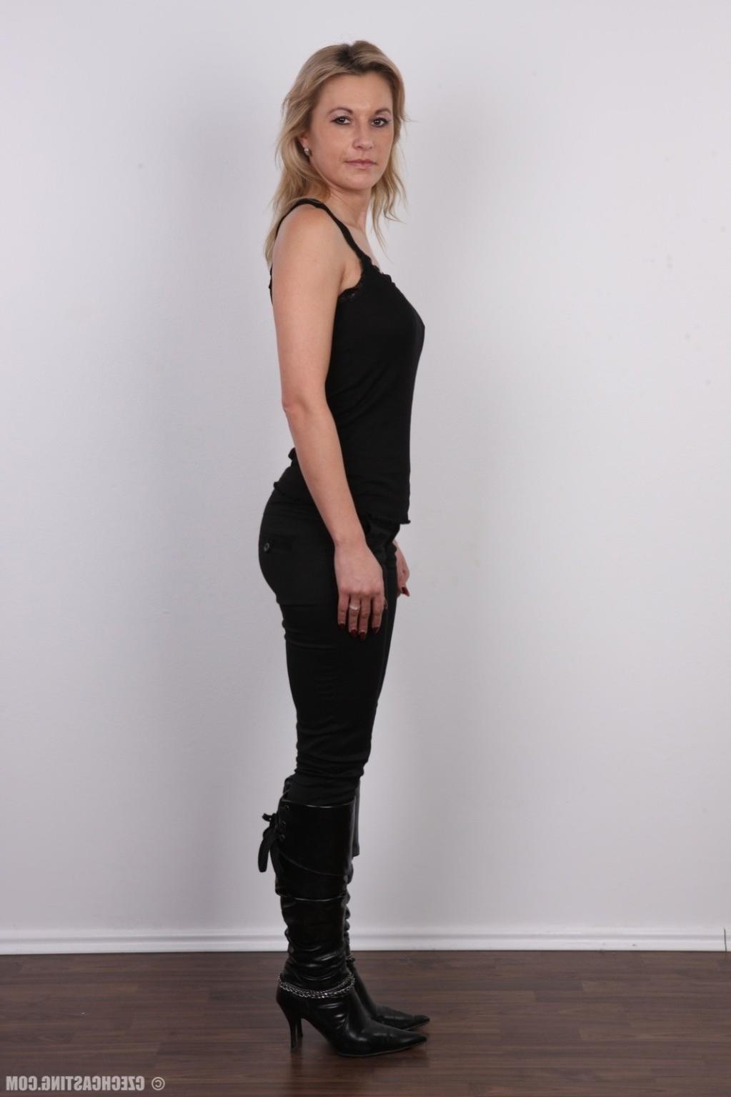 17P Curvy milf poses for photo camera