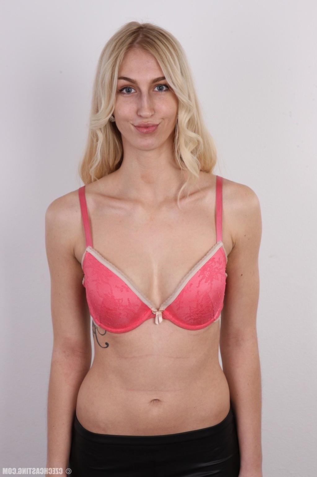 17P Tall blonde milf poses naked