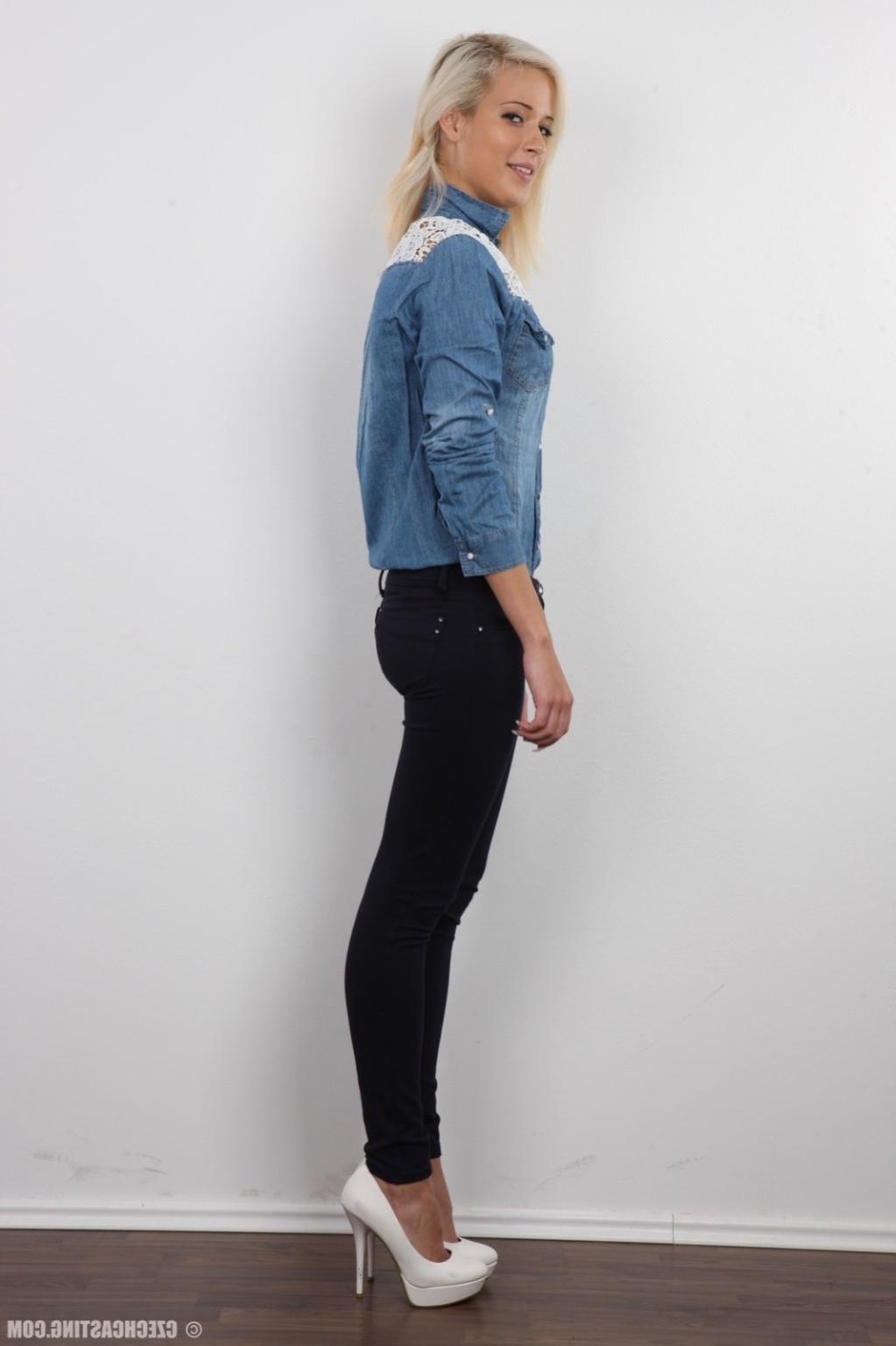 17P Blonde tall teen poses nude