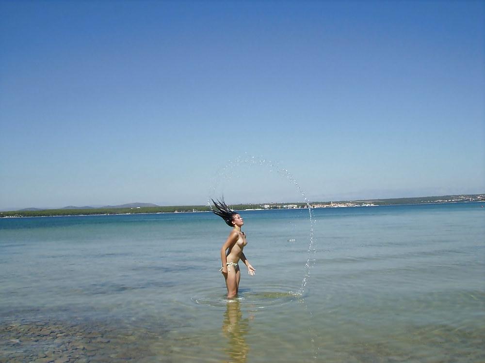 25P Amateur beach babes