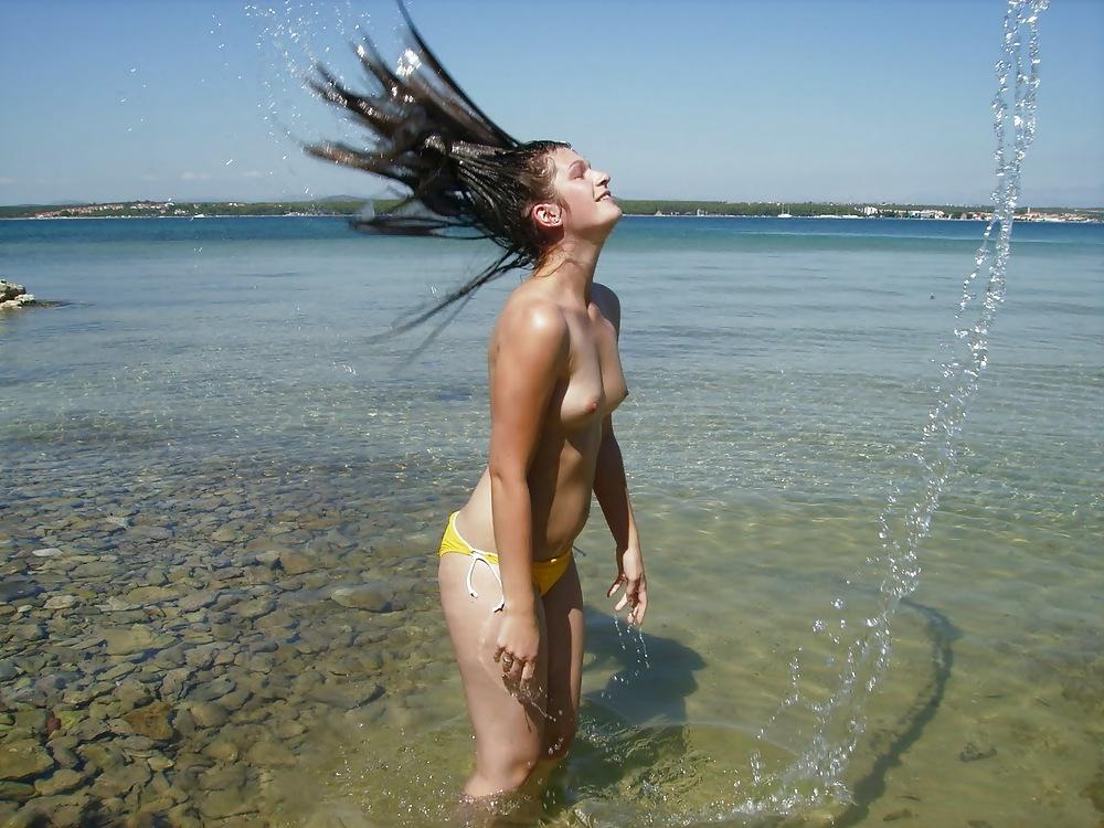 25P Amateur beach babes