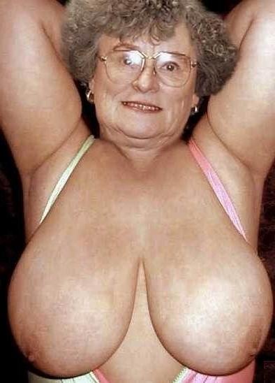 13P amateur grannies showing off their big boobs