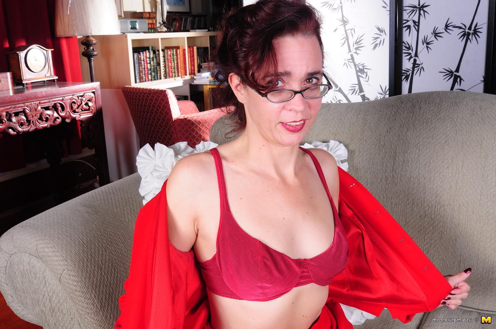 16P Naughty American housewife playing alone