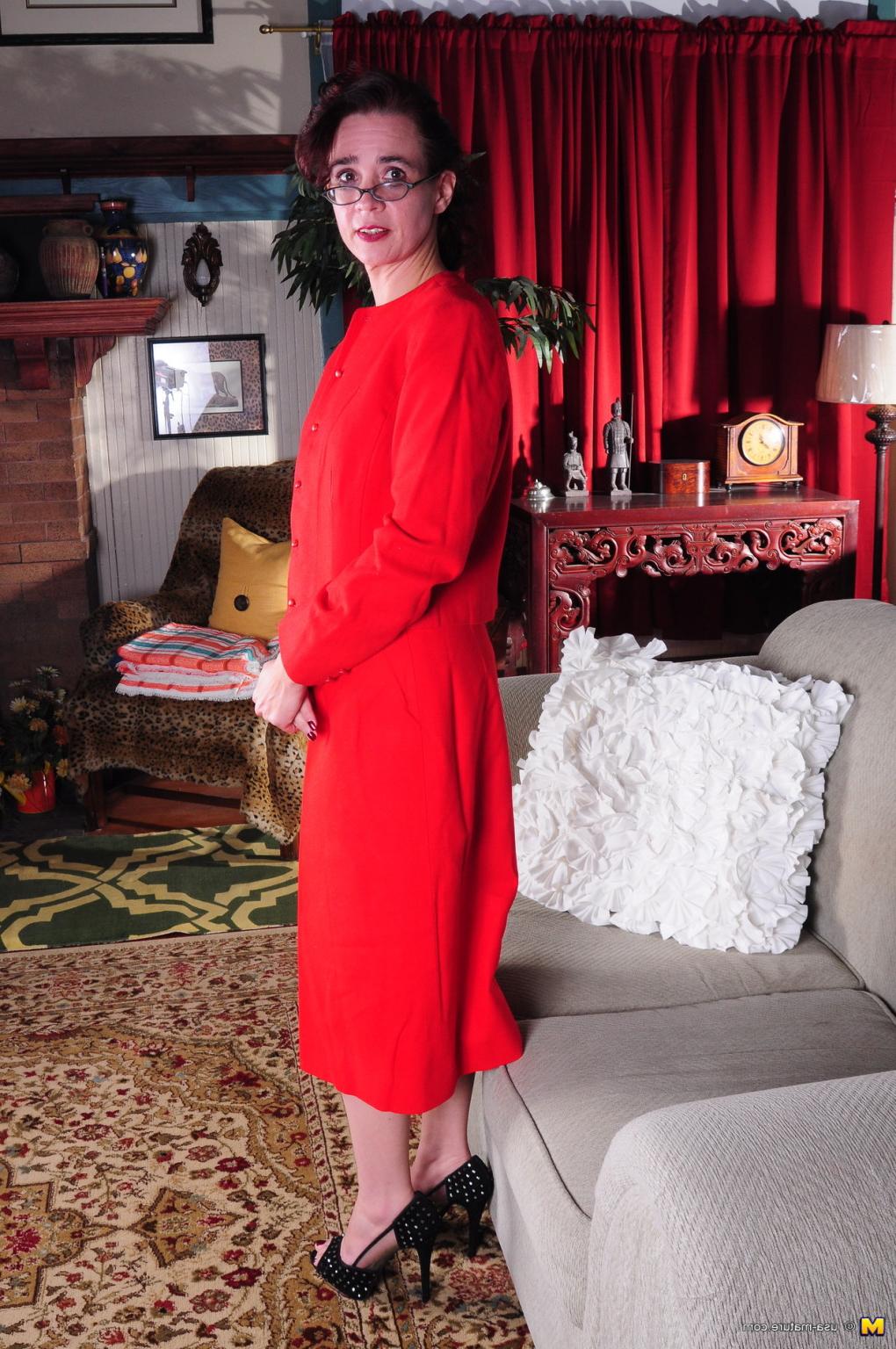 16P Naughty American housewife playing alone