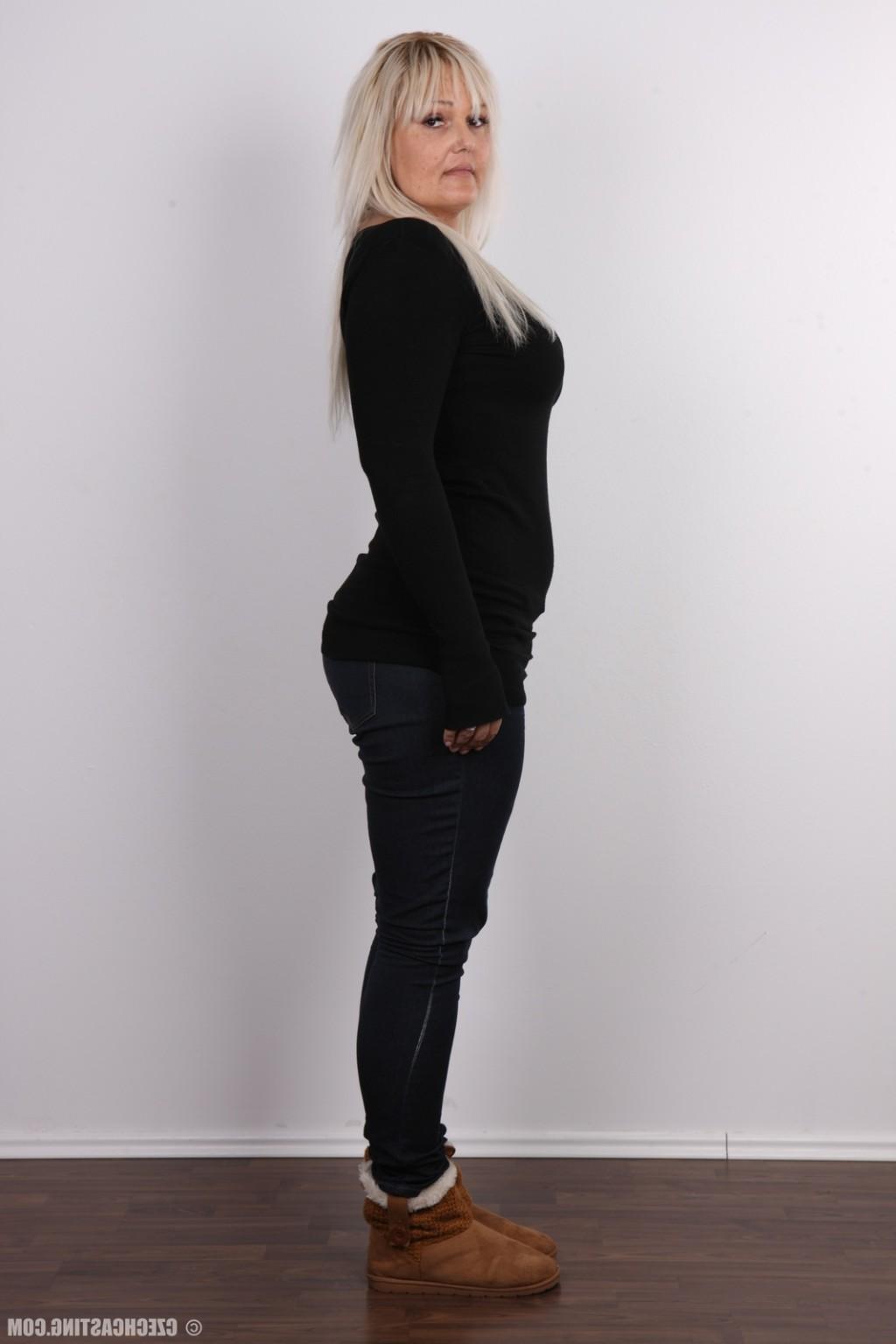 17P Chubby mature blonde poses nude