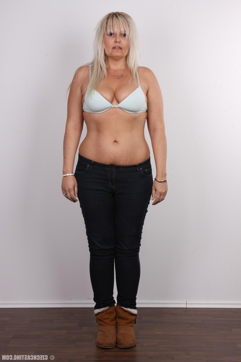 17P Chubby mature blonde poses nude