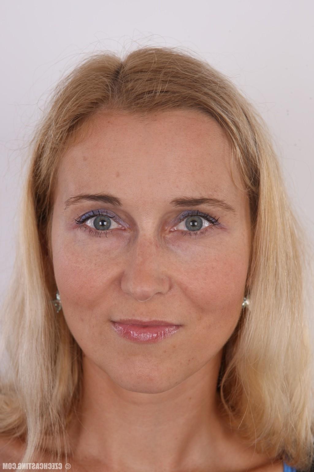 16P Gorgeous mature blonde posing